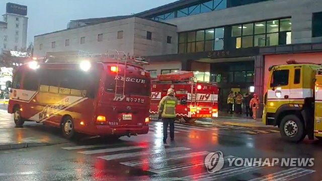 3일 오후 대전 유성구 계룡스파텔 별관 대온천장에서 불이 나 소방당국이 진화 작업을 하고 있다. 놀란 일부 입욕객은 맨발로 몸을 피하기도 한 것으로 전해졌다./연합뉴스