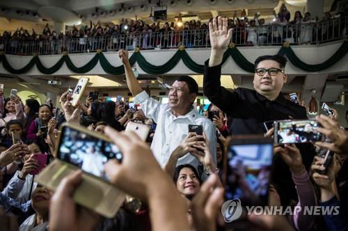 성당 미사에 참석한 ‘가짜’ 로드리고 두테르테 필리핀 대통령(왼쪽)과 김정은 북한 국무위원장/연합뉴스