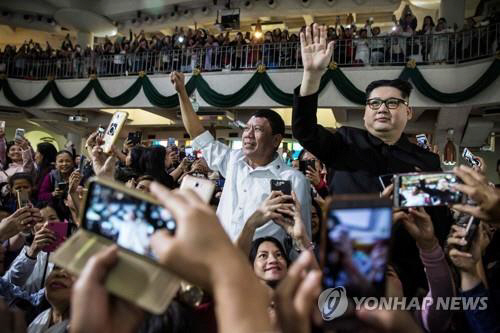 ‘가짜’ 두테르테·김정은, 홍콩 성당에 깜짝 등장…한바탕 소동