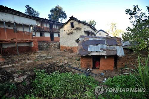 2011년 네팔 서부지역에서 촬영한 차우파디 오두막/연합뉴스