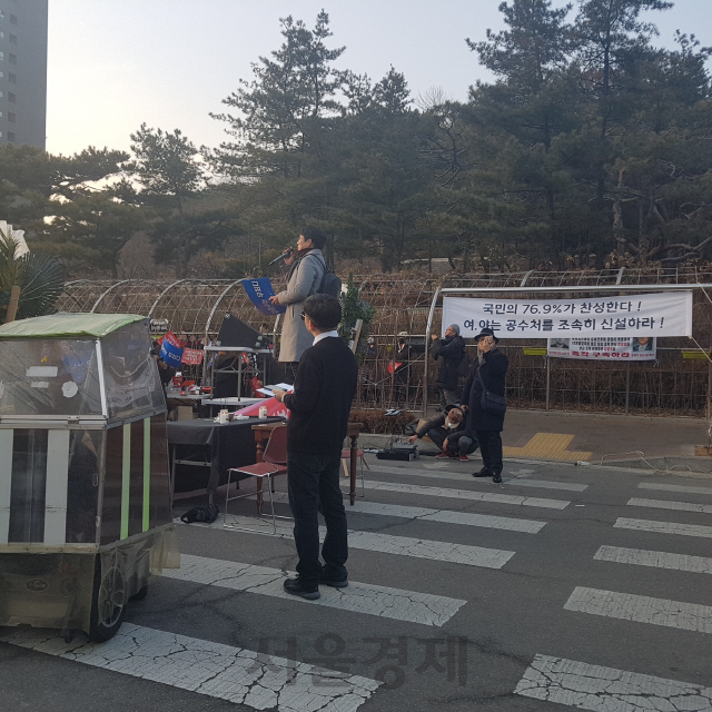 2일 서울 서초동 중앙지방법원 앞 삼거리에서 집회 참가자들이 차례차례 릴레이 형식으로 단상에 올라가 김경수 경남도지사의 무죄를 주장하는 발언을 이어가고 있다./백주연 기자