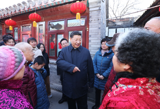 시진핑(가운데) 중국 국가주석이 최대 명절인 춘제(春節·중국의 설)를 앞두고 1일(현지시간) 베이징 치엔먼 인근의 서민 주택가 후통 지역을 방문해 주민들과 이야기를 나누고 있다. /신화연합뉴스