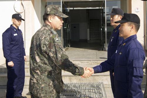 심승섭 해군참모총장은 4일 설 연휴 기간에도 임무에 매진하는 1함대 고속정 전진기지를 방문해 장병들을 격려하고 있다./해군 제공