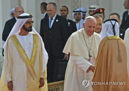 UAE 정치지도자들의 영접을 받는 프란치스코 교황/연합뉴스