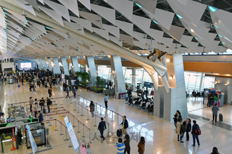 지난해 10월17일 김포공항 국내선 여객터미널이 10여 년에 걸친 리모델링 사업을 마치고 정식 개장했다. 사진은 리모델링 후 3층 일반대합실 모습. /이호재기자.