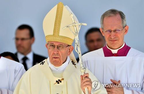 5일 아부다비에서 미사를 집전하는 교황/AFP=연합뉴스