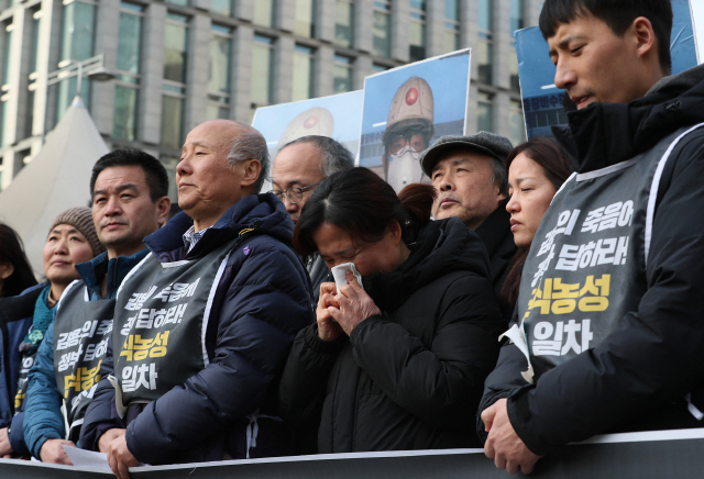 5일 오후 서울 광화문광장 내 분향소 앞에서 열린 시민대책위 입장 발표 기자회견에서 고인의 어머니인 김미숙 씨가 발언을 마친 뒤 눈물을 흘리고 있다. 더불어민주당과 정부는 이날 고(故) 김용균씨 사망사고의 구조적 원인을 조사하기 위해 석탄발전소 특별노동안전조사위원회(진상규명위원회)를 구성해 운영하기로 했다./연합뉴스