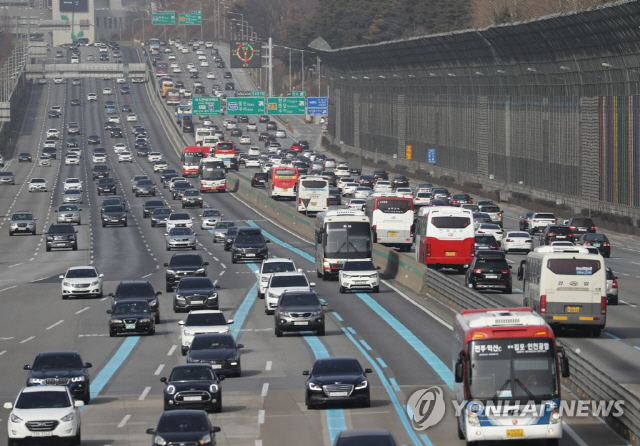 설날인 5일 궁내동 서울요금소 인근 경부고속도로 상행선(오른쪽)에 차량이 몰리기 시작하고 있다./연합뉴스
