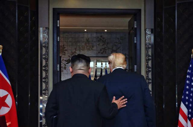 도널드 트럼프(오른쪽) 미 대통령과 김정은 북한 국무위원장이 지난해 6월 12일 북미 싱가포르 정상회담에서 공동합의문 서명식장을 나서고 있다. /연합뉴스