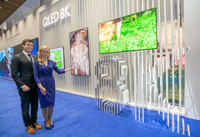삼성전자가 네덜란드 암스테르담에서 열리는 상업용 디스플레이 전시회 ‘ISE  2019’에서 공개한 ‘QLED 8K 사이니지’/ 사진제공=삼성전자