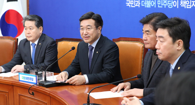 윤호중(왼쪽 두번째) 더불어민주당 사무총장이 6일 국회에서 열린 기자간담회에서 발언하고 있다. /연합뉴스