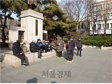 설 당일인 지난 5일 중장년층들이 서울 종로구 탑골공원에 모여 담소를 나누고 있다/한민구 기자