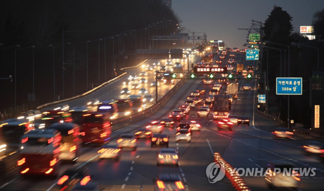 설연휴 마지막 날인 6일 저녁 성남 궁내동 서울요금소 인근 경부고속도로 상행선(왼쪽)과 하행선이 모두 원활한 소통을 보이고 있다./연합뉴스