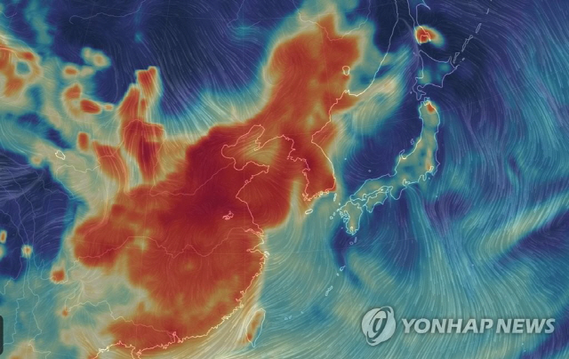 고농도 미세먼지로 수도권을 포함한 전국 곳곳에 미세먼지 비상저감조치가 시행된 14일 세계 기상 정보를 시각화하여 나타내는 비주얼 맵인 어스널스쿨로 확인한 이날 오후 8시 한반도의 초미세먼지 대기상황./연합뉴스