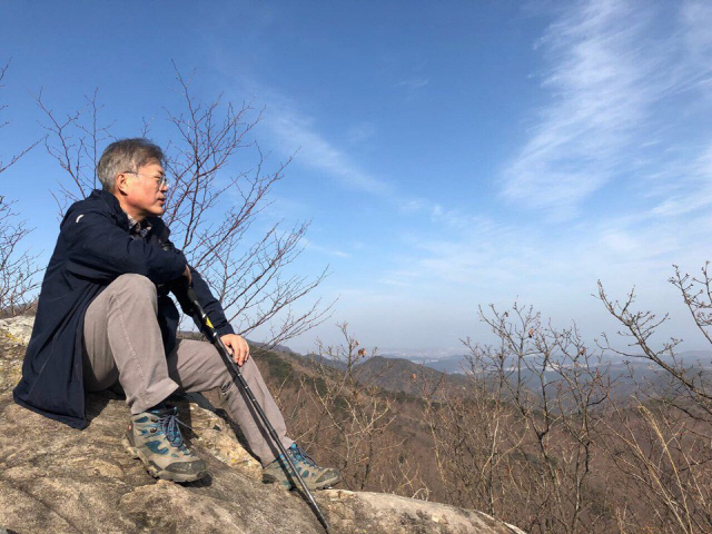 문재인 대통령이 설 전날인 4일 경남 양산 자택 인근의 대운산에 올라 휴식을 취하고 있다. /사진제공=청와대