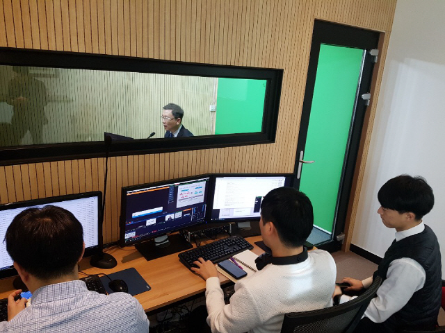 지난달 31일 서울 서대문구의 한 온라인 방송 스튜디오에서 삼성증권 방송 스태프들이 ‘해외투자 2.0시대의 투자전략’을 주제로 처음 진행한 실시간 인터넷 방송을 촬영하고 있다. /조양준기자