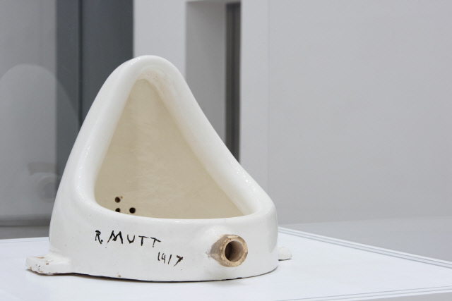 마르셀 뒤샹 ‘샘’ 1950년작(1917년 원본의 복제품), 필라델피아미술관 소장. /사진제공=국립현대미술관ⓒAssociation Marcel Duchamp/ADAGP,Paris-SACK, Seoul, 2018