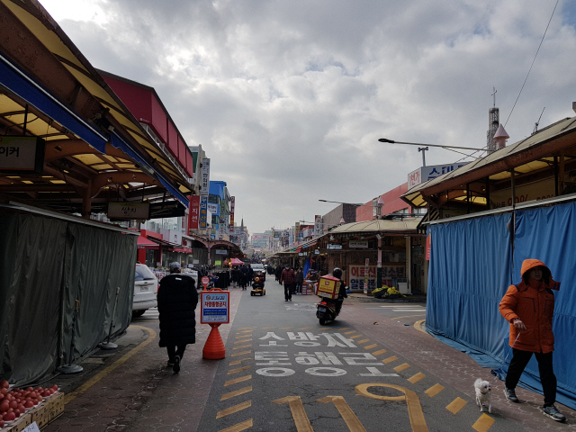 인천 남동구 모래내시장에 점포들이 늘어서 있다./심우일기자