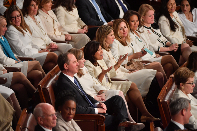 5일(현지시간) 미국 워싱턴DC 의사당에서 열린 도널드 트럼프 대통령의 새해 국정연설에서 여성 의원들이 냉담한 표정으로 자리에 앉아 있다. 이날 여성 의원들은 트럼프 대통령의 성차별에 저항한다는 의미로 흰옷을 입고 참석했다.   /워싱턴DC=UPI연합뉴스