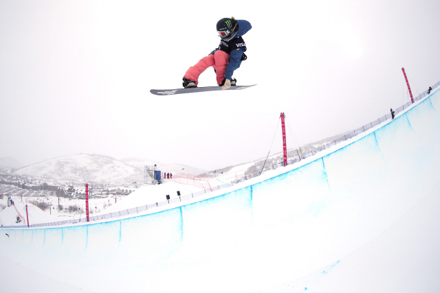 PARK CITY, UTAH - FEBRUARY 05: Chloe Kim of the United States takes a run during a Ladies‘ Snowboard Halfpipe training session at the FIS Snowboard World Championships on February 05, 2019 at Park City Mountain Resort in Park City, Utah.   Tom Pennington/Getty Images/AFP  == FOR NEWSPAPERS, INTERNET, TELCOS & TELEVISION USE ONLY ==      <저작권자(c) 연합뉴스, 무단 전재-재배포 금지>