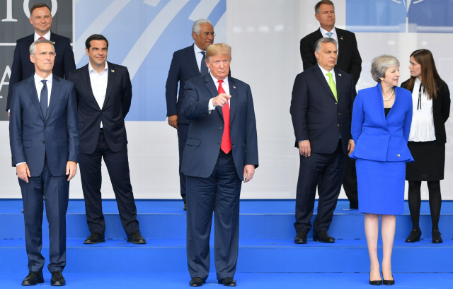 지난해 7월 11일 벨기에 브뤼셀에서 열린 북대서양조약기구(NATO·나토) 정상회의에 참석한 도널드 트럼프(앞줄 가운데) 미국 대통령과 테리사 메이(앞줄 오른쪽) 영국 총리/AFP연합뉴스