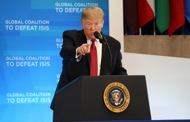 도널드 트럼프 미국 대통령이 6일(현지시간) 워싱턴DC 국무부청사에서 열린 ‘반 ISIS(이슬람국가의 옛 이름) 국제연대’ 행사에서 연설을 하고 있다. /로이터연합뉴스