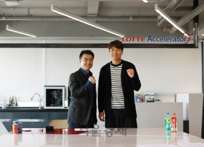 황선하(왼쪽) 아자스쿨 대표와 이동국 선수가 투자 체결 약정서를 작성한 뒤 포즈를 취하고 있다./사진제공=아자스쿨