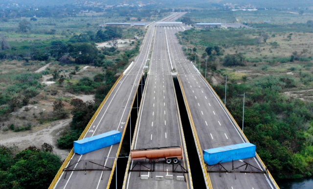 6일(현지시간) 베네수엘라 타치라와 콜롬비아 쿠쿠타를 연결하는 티엔디타스 다리 위 도로가 베네수엘라군이 해외원조를 차단하기 위해 배치한 유조탱크와 화물 컨테이너로 완전히 가로막혀 있다.     /쿠쿠타=AFP연합뉴스
