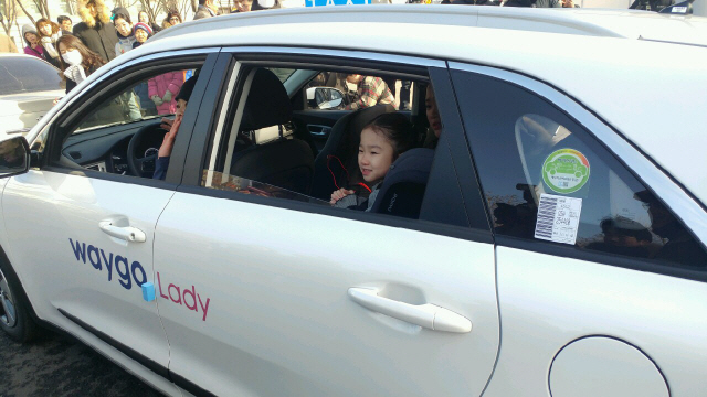 7일 서울시 중구 서울시청 앞에서 ‘웨이고 레이디’에 탑승한 여아가 택시 내부에 탑재된 ‘원픽스 360’에 앉은 채로 창가 밖을 바라보고 있다./사진제공=다이치