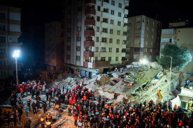 6일(현지시간) 터키 이스탄불의 카르탈 구역에 있는 8층짜리 아파트 붕괴사고 현장에서 구조대원들이 수색 작업을 벌이고 있다. 터키 재난위기관리청(AFAD)은 아파트 붕괴 현장에서 현재까지 시신 10구를 수습했다고 7일 밝혔다./AFP연합뉴스
