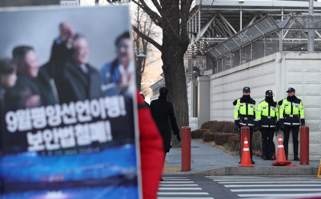 경찰들이 서울 종로구 주한미국대사관 앞에서 경계근무를 서고 있다. /연합뉴스