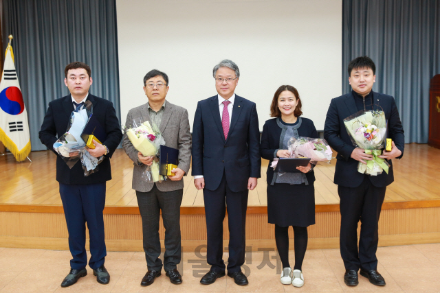 하명곤(가운데) 경남농협본부장과 2018년 상호금융 Master 수상자들이 시상식을 마치고 기념 촬영을 하고 있다. /사진제공=경남농협