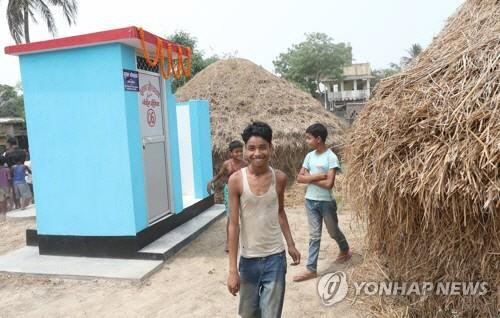 인도 시골 빈민촌에 새롭게 설치된 화장실. 8일 인도 현지 언론에 따르면 인도가 ‘노천용변 천국’이라는 오명에서 벗어나기 위해 2014년 이후 5년간 전국에 9,000만개의 화장실을 보급한 것으로 집계됐다. /EPA=연합뉴스