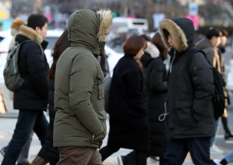 서울의 체감온도가 영하 14도까지 떨어지는 등 매서운 한파가 찾아온 8일 오전 서울 종로구 세종대로 네거리에서 시민들이 출근길을 서두르고 있다. /연합뉴스