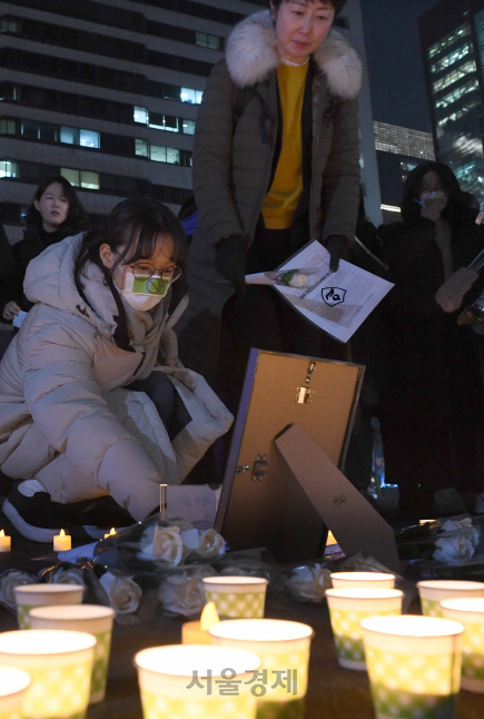 시민들이 지난달 30일 오후 서울 광화문 광장에서 열린 ‘이름 없는 추모제’에 참석해 불법촬영·유포 피해 여성들을 추모하고 있다. /이호재기자