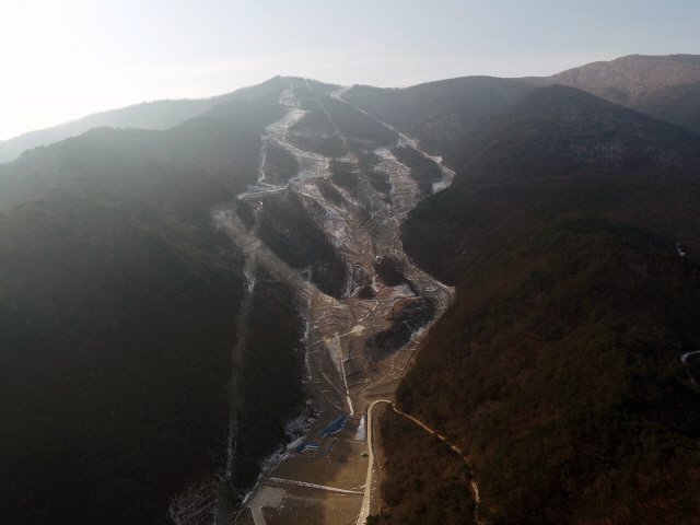 평창동계올림픽을 치렀던 정선 가리왕산 알파인경기장의 최근 모습. 곤돌라와 생태도로 존치를 요구하는 주민들과 산림으로 복원한다는 산림청·환경부가 합의점을 찾지 못하고 있다. /정선=연합뉴스