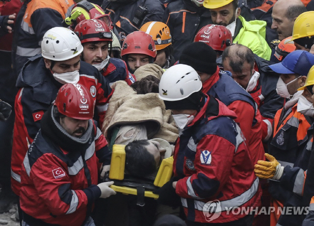 터키 아파트 붕괴 사고 이틀 후 구조된 16세 매몰자/AP=연합뉴스