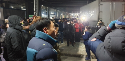 노량진 수산시장에서 대치 중인 상인과 수협 직원/연합뉴스