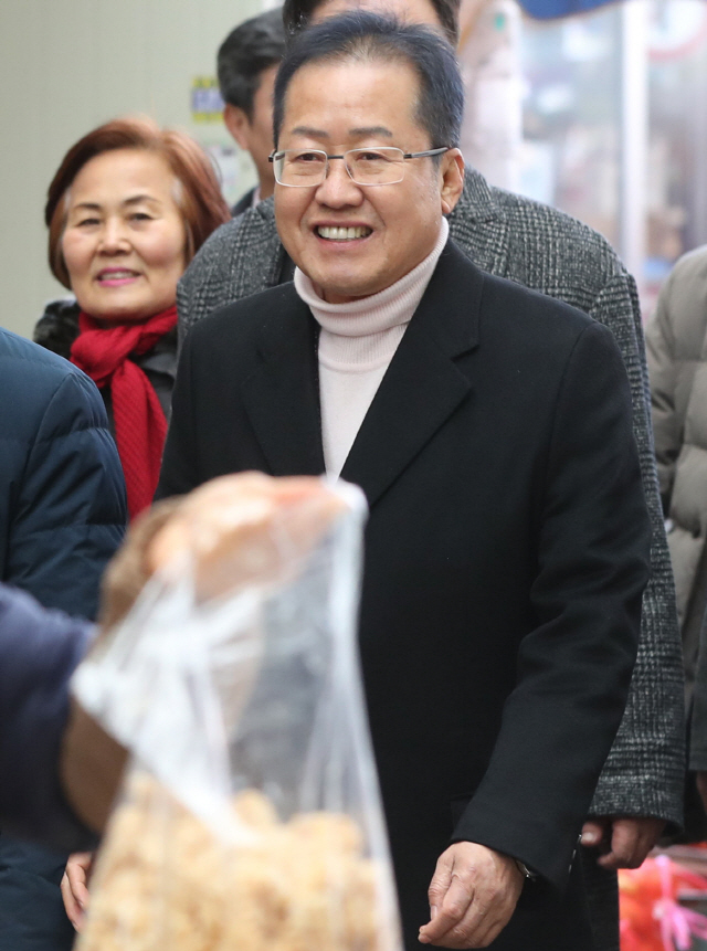 홍준표 전 자유한국당 대표가 8일 오후 경남 창원시 마산합포구 마산어시장을 찾고 있다./연합뉴스