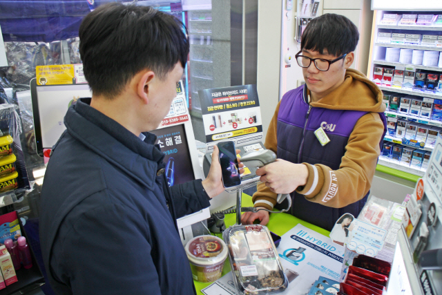 8일 CU 점포에서 한 고객이 ‘페이코’ 앱 내 모바일 식권으로 도시락을 구입하고 있다. BGF리테일은 NHN 한국사이버결제의 간편결제 서비스 ‘페이코’와 손잡고 ‘CU-페이코(PAYCO) 모바일 식권 결제 서비스’를 도입했다. 편의점 업계에서 모바일 식권 결제 서비스를 시작하는 것은 CU가 처음이다. /사진제공=BGF리테일