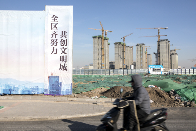 지난 1월 17일 베이징 스징산 지역의 아파트 건설현장 모습. 인구증가로 도시가 확장되면서 자연환경에 부담을 주고 있다. /블룸버그통신