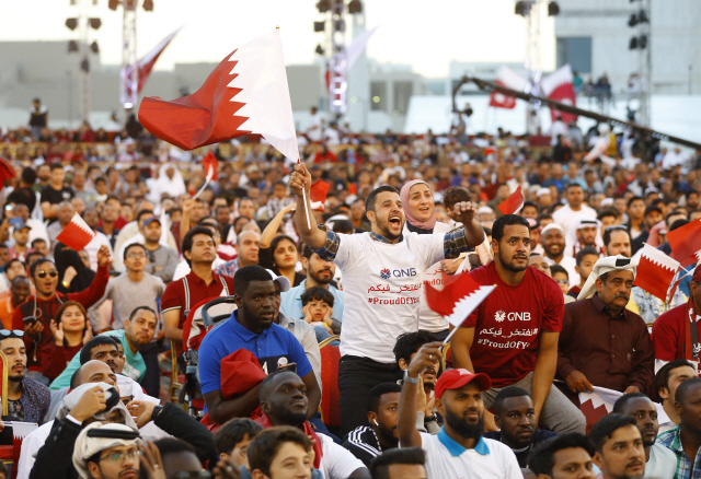 지난 1일 열린 아시안컵 결승전에서 카타르 축구팬들이 우승을 확정짓고 환호하고 있다. /AFP연합뉴스