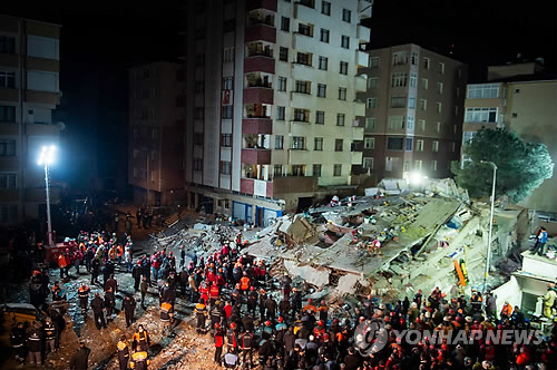 6일(현지시간) 터키 이스탄불의 카르탈 구역에 있는 8층짜리 아파트가 붕괴돼 구조대원들이 수색 작업을 벌이고 있다./AP=연합뉴스