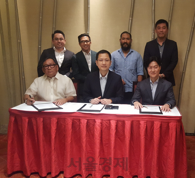 더비즈링크와 필리핀 그러너지 관계자들이 지난달 31일 필리핀 현지에서 스마트팜 개발 관련 업무협약(MOA)에 서명하고 있다. /사진제공=더비즈링크
