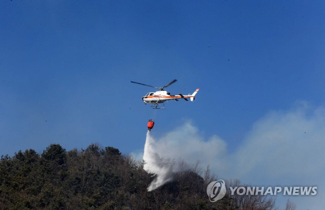 산불 진화하는 헬기/연합뉴스