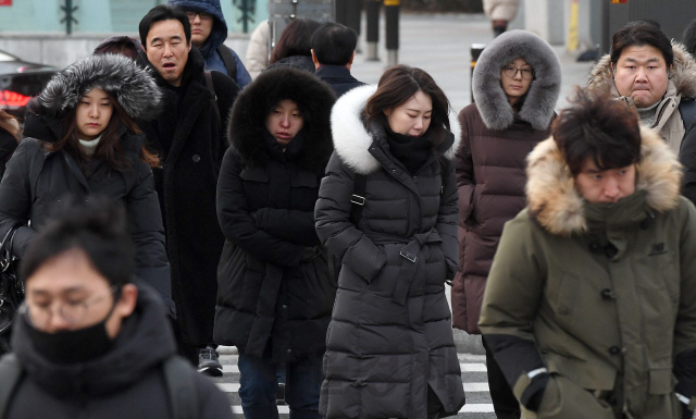 두터운 외투차림의 시민들이 추운 날씨 속에서 서울 광화문 횡단보도를 건너고 있다. /이호재기자.