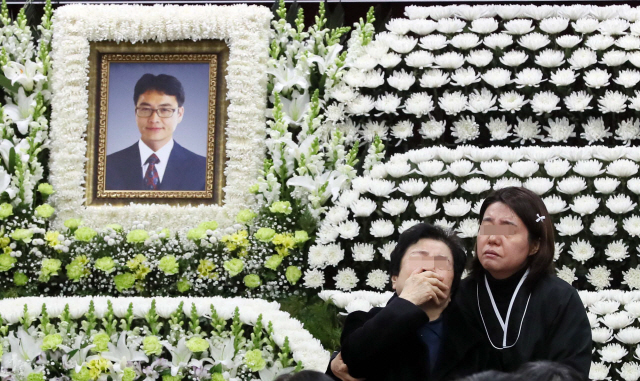 설 연휴 근무 중 돌연사한 윤한덕 중앙응급의료센터장의 영결식이 엄수된 10일 서울 중구 국립중앙의료원에서 고인의 어머니가 오열하고 있다. /연합뉴스