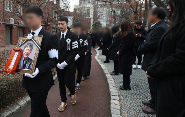 10일 서울 중구 국립중앙의료원에서 열린 고(故) 윤한덕 중앙응급의료센터장 영결식에서 유족들이 영정 사진과 위패를 들고 집무실 등 의료원 주변을 돌고 있다. /연합뉴스