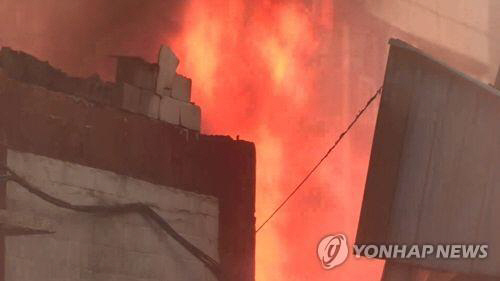 전남 여수 낭도서 컨테이너 창고에 불 '1명 사망 1명 부상' 사망자 신원 파악 중