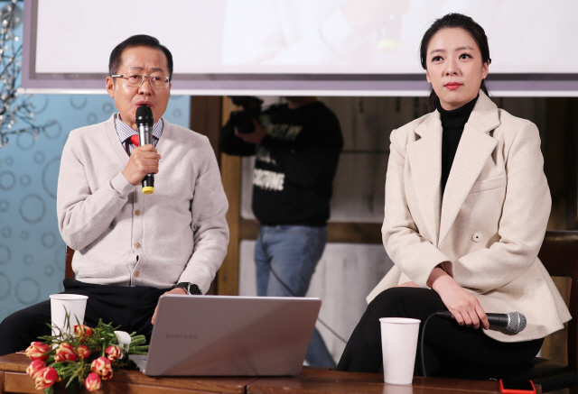 자유한국당 홍준표 전 대표가 지난 8일 오후 경남 창원시 성산구 한 식당에서 자신의 유튜브 채널 TV홍카콜라 생방송을 진행하고 있다. 오른쪽은 배현진 전 대변인./연합뉴스